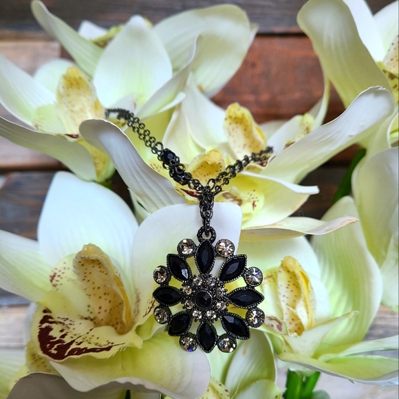 Elegant flower necklace - Picture 1 of 2